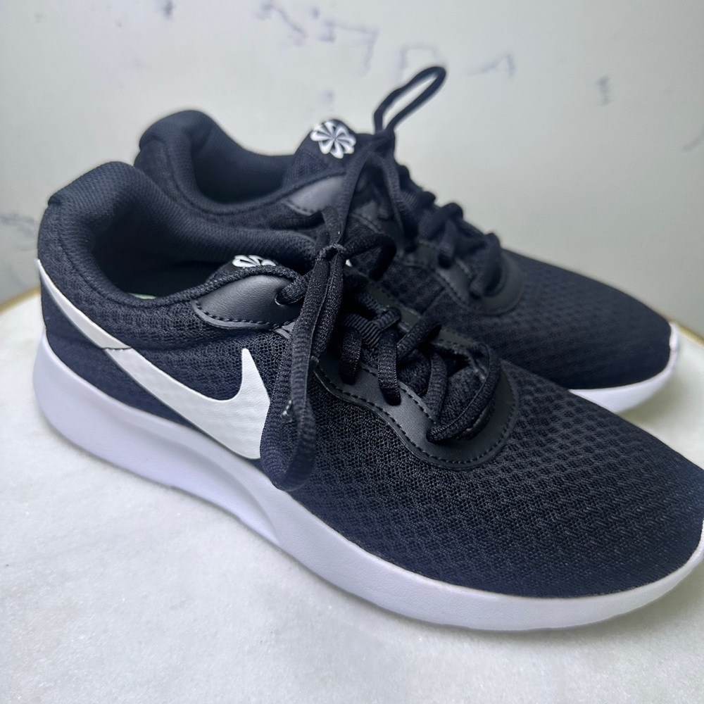 Nike Men’s or Unisex Tanjun Black and White Sneaker Shoes size 7.5